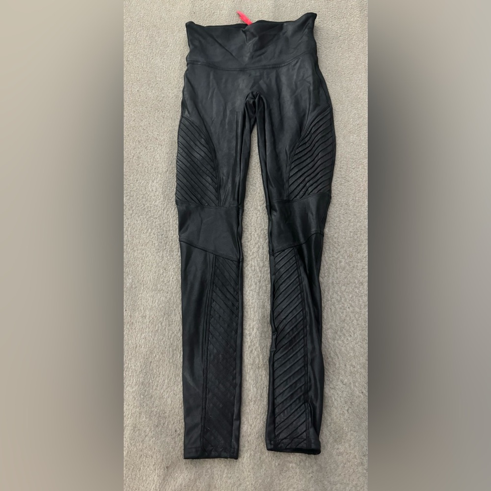 Spanx Women’s Leggings Size Medium Petite Faux Leather Moto Leggings Very Black - Picture 3 of 10